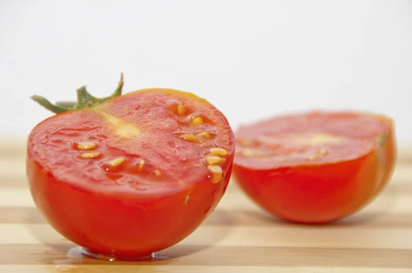 Tomate fresco com folhas cortadas e verdes — Fotografia de Stock