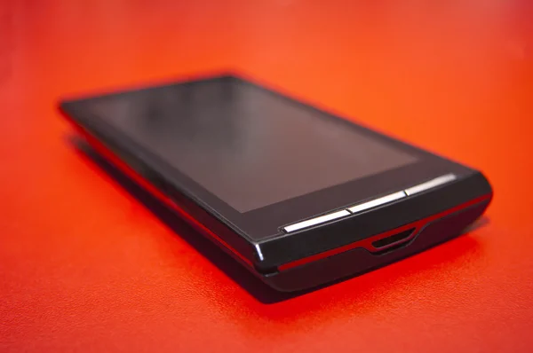 Teléfono móvil con pantalla táctil aislado sobre fondo rojo —  Fotos de Stock