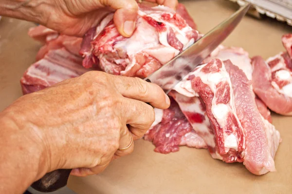 Cutting the meat on a wooden board — Stock Photo, Image