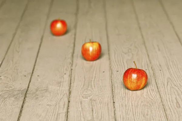 Tres manzanas rojas seguidas —  Fotos de Stock