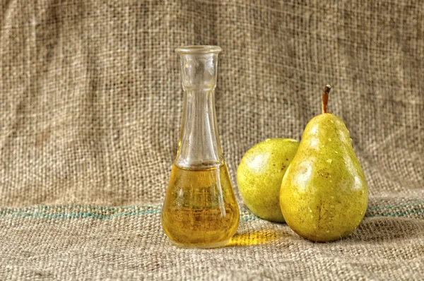 Gele peren en peer brandy — Stockfoto