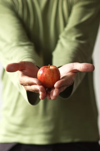 Man med ett rött äpple — Stockfoto