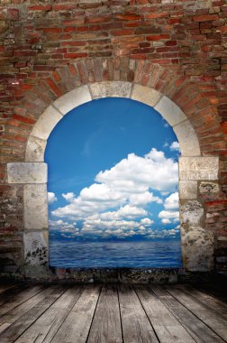 Mavi gökyüzü ile okyanus kapısı