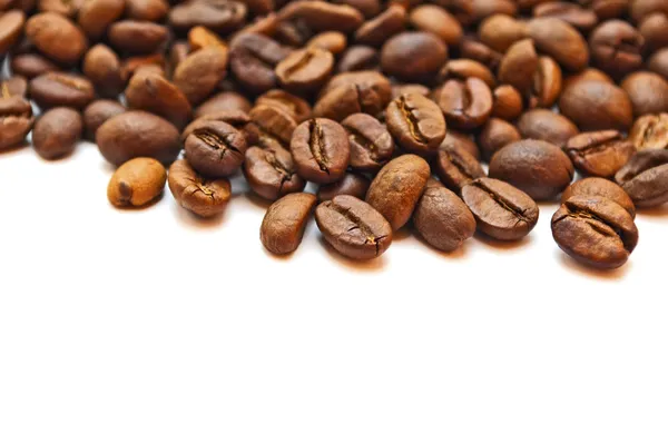 Коричневые жареные кофейные зерна — стоковое фото