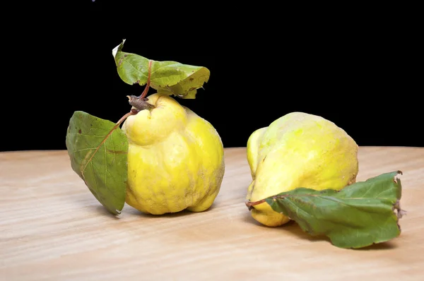 Fresh quinces — Stock Photo, Image
