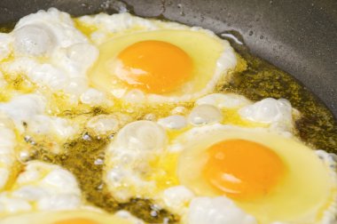 bir tavada kızarmış yumurta