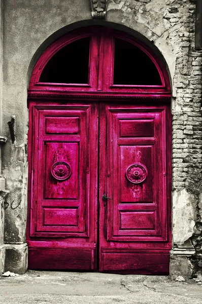 Vecchio legno porta rossa — Foto Stock