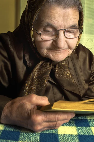 Woman reading book — Stock Photo, Image