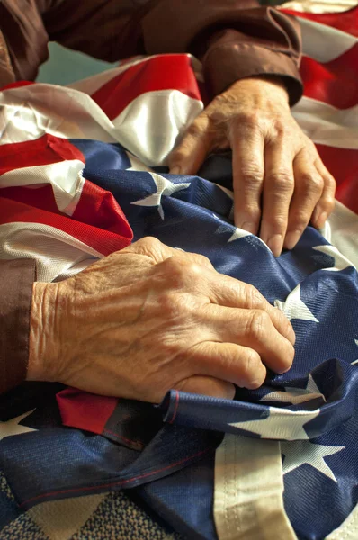 Hände auf amerikanischer Flagge — Stockfoto