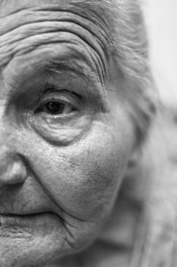 yaşlı kadının yüzü