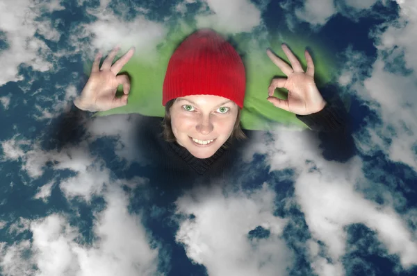 구름에 웃는 소녀 — 스톡 사진