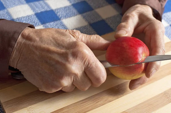 Oude vrouw handen — Stockfoto