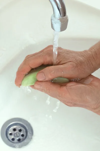 Vrouwen wassen handen — Stockfoto