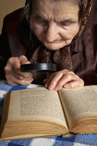 Mujer mayor leyendo la Biblia —  Fotos de Stock