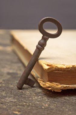 anahtar ve vintage kitap