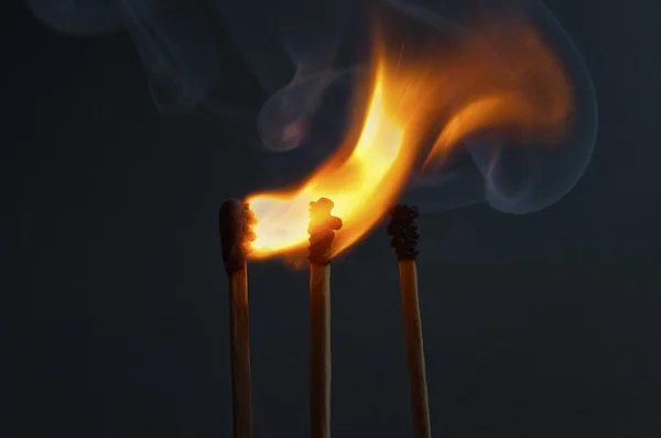 Alev ile matchsticks — Stok fotoğraf