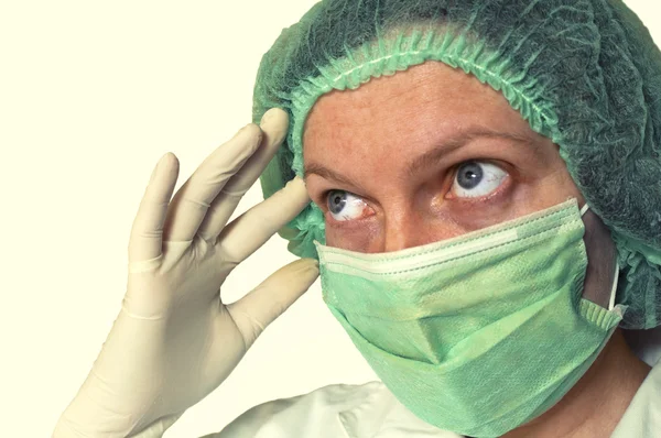 Medico femminile con pensiero maschera protettiva — Foto Stock