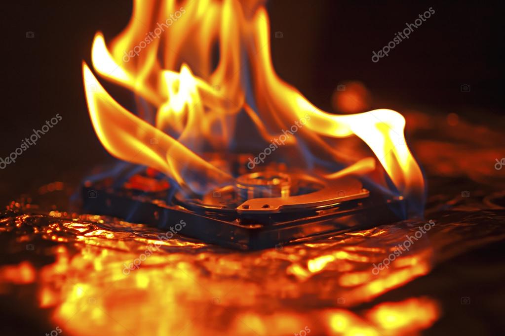 Herunterladen - Festplattenfehler. Computerfestplatte in Brand geraten und in Flammen aufgegangen. Computerabsturz. — Stockbild Computerfestplatte in Flammen — Stockfoto