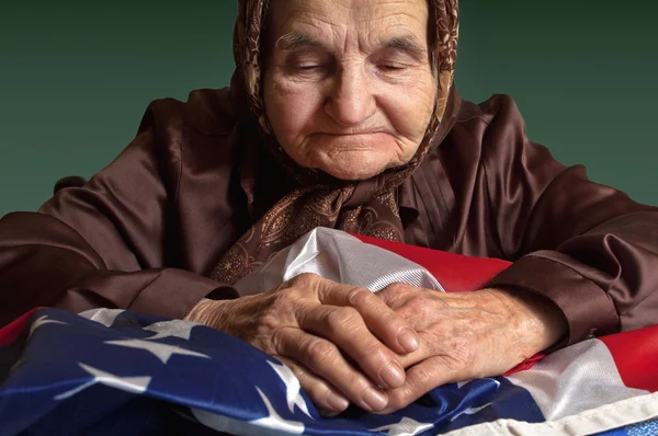 Oudere vrouw met Amerikaanse vlag — Stockfoto