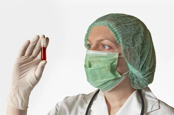 Medico che analizza un campione di sangue . — Foto Stock