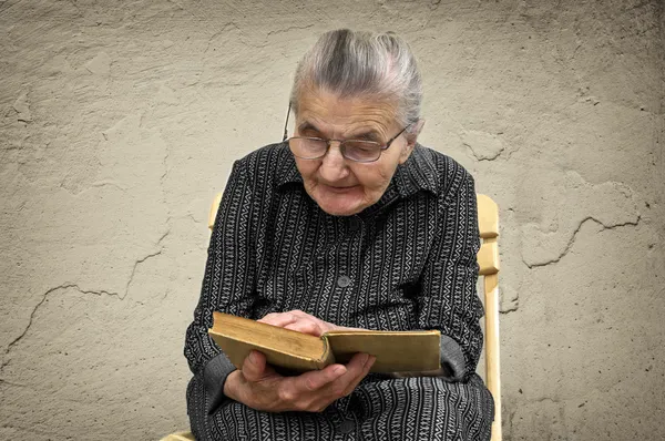 Ηλικιωμένη γυναίκα ανάγνωση Βίβλων — Φωτογραφία Αρχείου