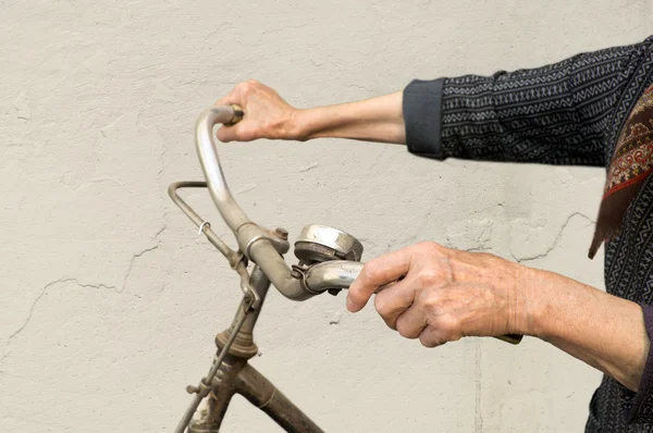自転車のハンドルバーを保持している手. — ストック写真