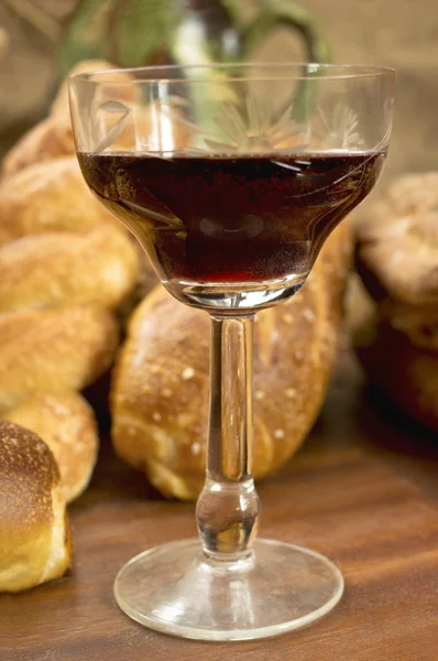 Bodegón surtido de pan con una copa de vino tinto . —  Fotos de Stock