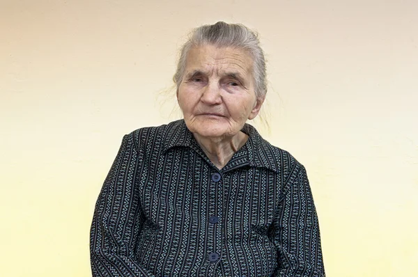 Porträt einer alten Frau. — Stockfoto