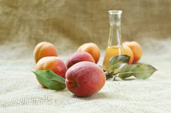 Fruta de albaricoque fresca y sabrosa y brandy de albaricoque en un coágulo de mesa — Foto de Stock