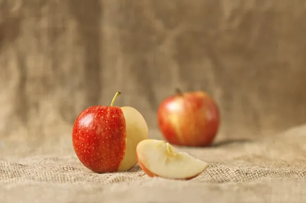 Chutné červená jablka na stole — Stock fotografie