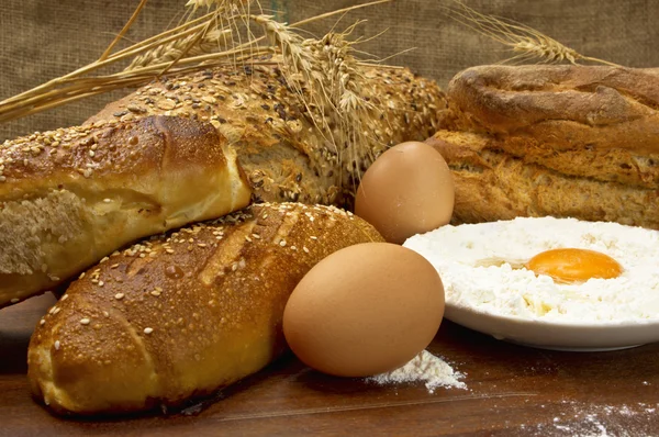 Sabroso pan crujiente fresco y huevos crudos . —  Fotos de Stock