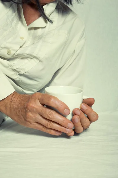 Mani che tengono una tazza . — Foto Stock