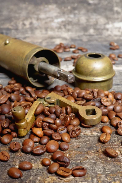 Granos de café con molinillo de café —  Fotos de Stock