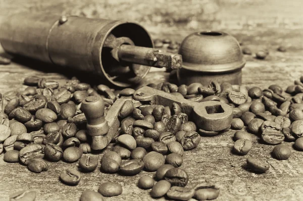 Coffee beans with coffee grinder on wooden table. — Stock Photo, Image