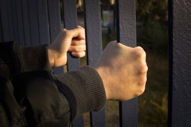 kafes barlar tutan eller.