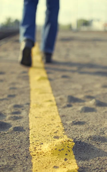 Marcher sur la route asphaltée . — Photo