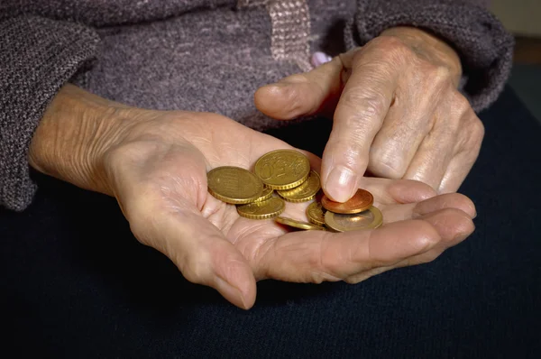 yaşlı kadının elinde Euro coins.