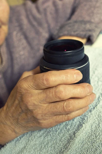 DSLR lens in handen van de vrouw. — Stockfoto