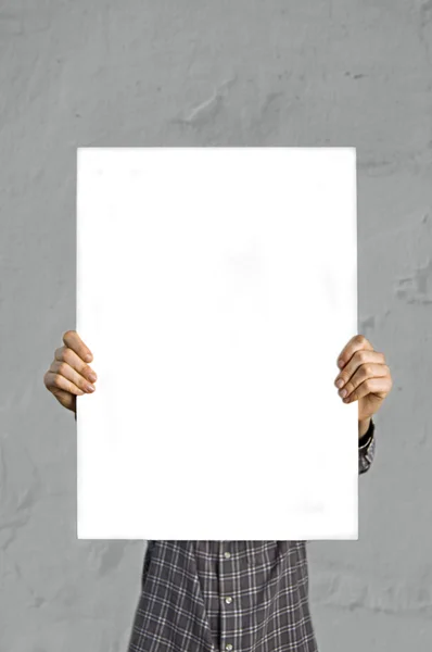 Persona sosteniendo banner blanco en blanco —  Fotos de Stock
