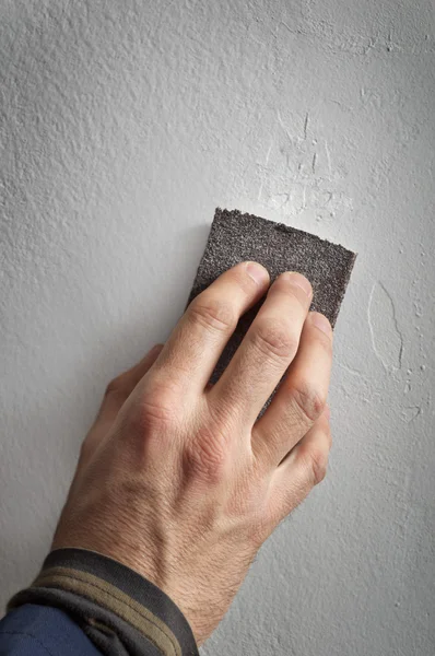 Handyman working with sandpaper — Stock Photo, Image