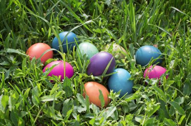 yeşil çim renkli Paskalya yortusu yumurta.