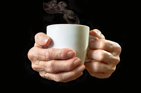 Tazza di caffè nelle mani degli anziani — Foto Stock