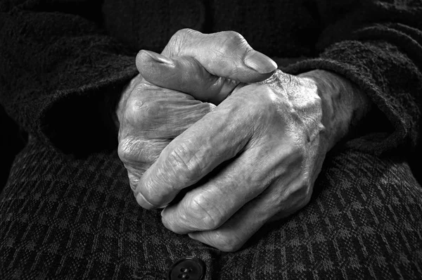 Nahaufnahme einer alten Frau Hände. — Stockfoto