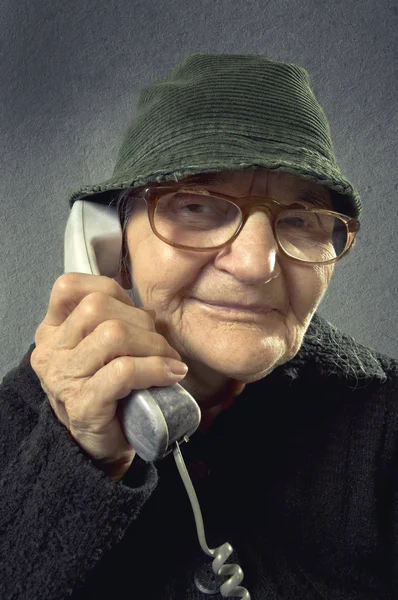 Positieve senior vrouw praten over de telefoon. — Stockfoto