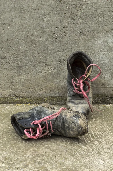 Vuile oude lederen schoenen. — Stockfoto