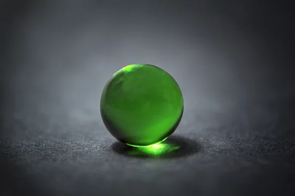 Bola de mármore verde com reflexão . — Fotografia de Stock