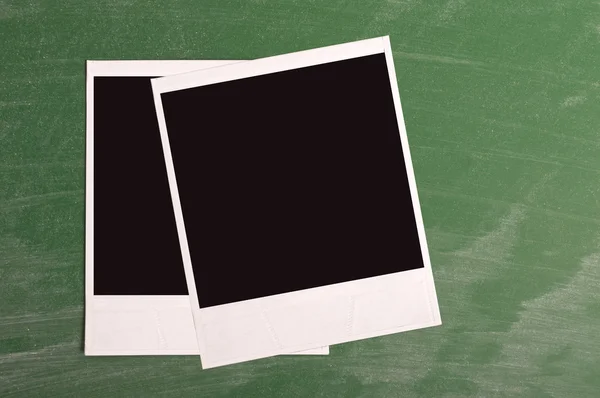 Polaroid fénykép test, a zöld chalkboard — Stock Fotó