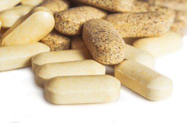 Beyaz arka plan üzerinde izole hapları closeup.