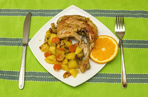 Grilled chicken leg with slice orange and vegetables — Stock Photo, Image