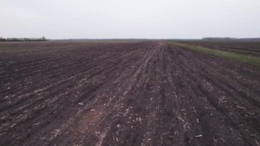 Pürüzlü kahverengi zeminin hava aracı görüntüsü uçuş alanı